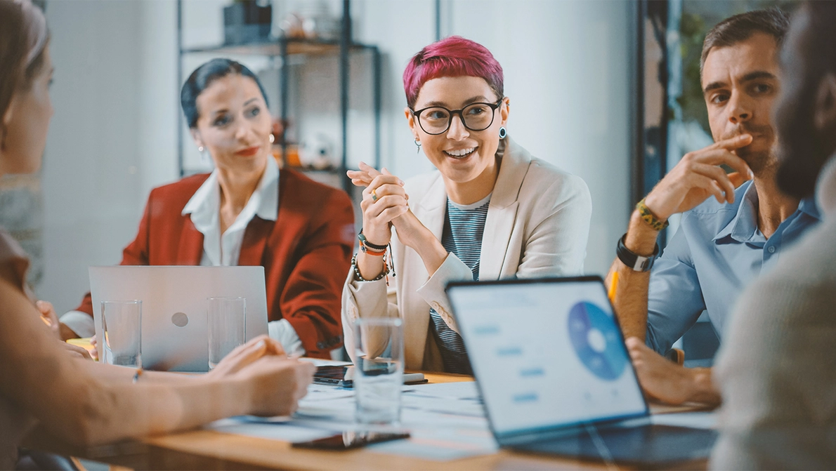 personen arbeiten team laptop Werde Teil unseres KOMSA-Teams - Einblicke in eine hybrides Teammeeting