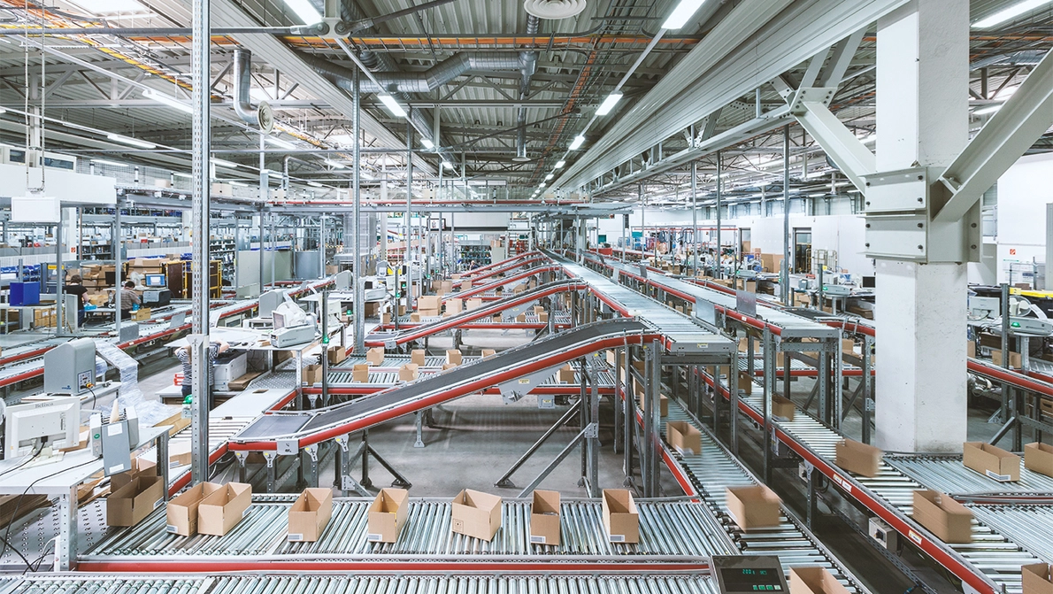 logistik foerderanlage paket Blick in die Logistik-Halle von KOMSA