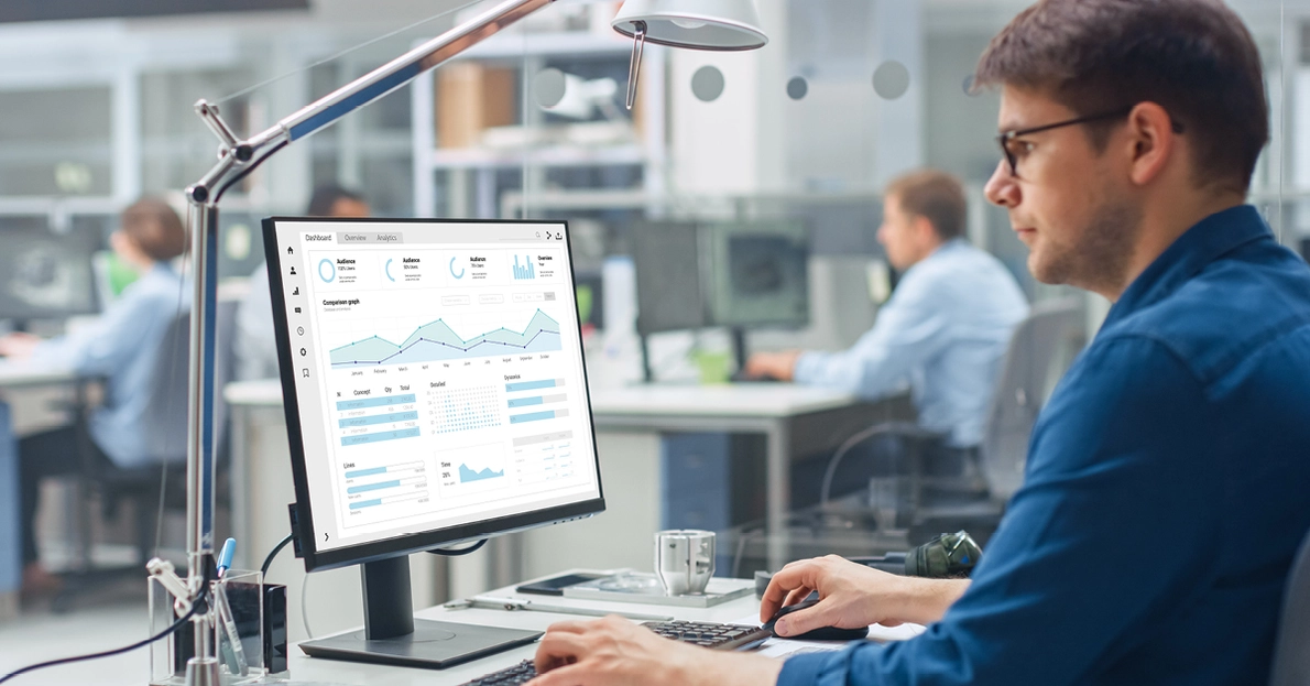 Mann nutzt SaaS Software am Arbeitsplatz Mann nutzt SaaS Software am Arbeitsplatz