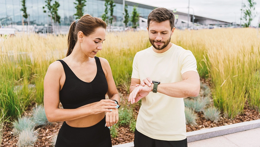 wearables smartwatch sport mann frau wearables smartwatch sport mann frau
