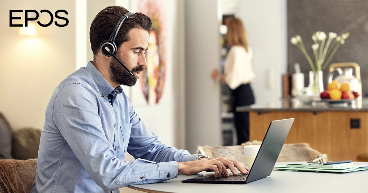 Mann mit Headset sitzt im Homeoffice vor dem Laptop 2 Mann mit Headset sitzt im Homeoffice vor dem Laptop 2