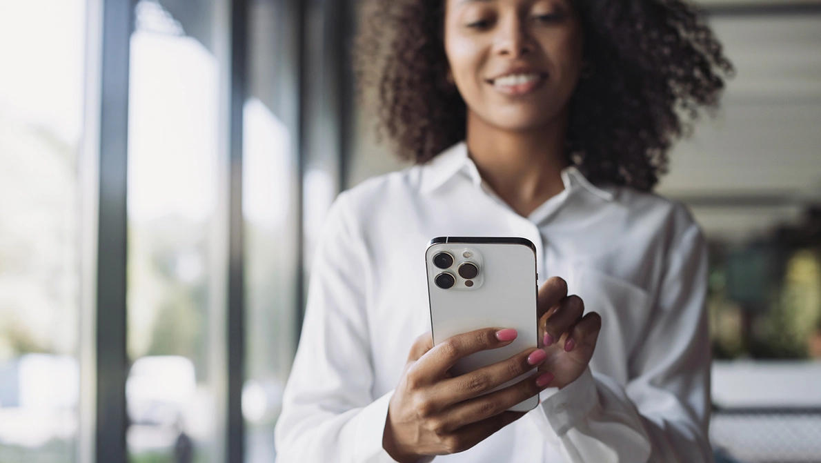 Frau mit iPhone
