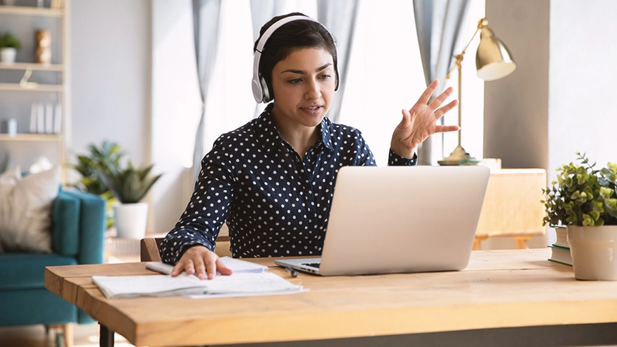 homeoffice frau laptop headset