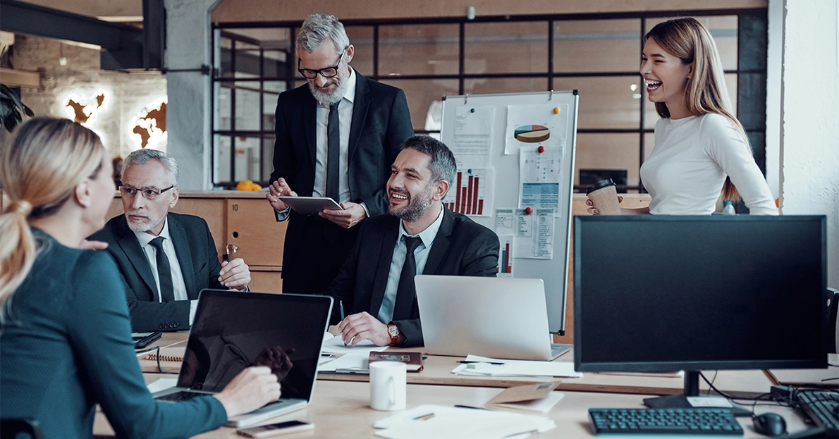 Team Meeting lachende Personen Team Meeting lachende Personen