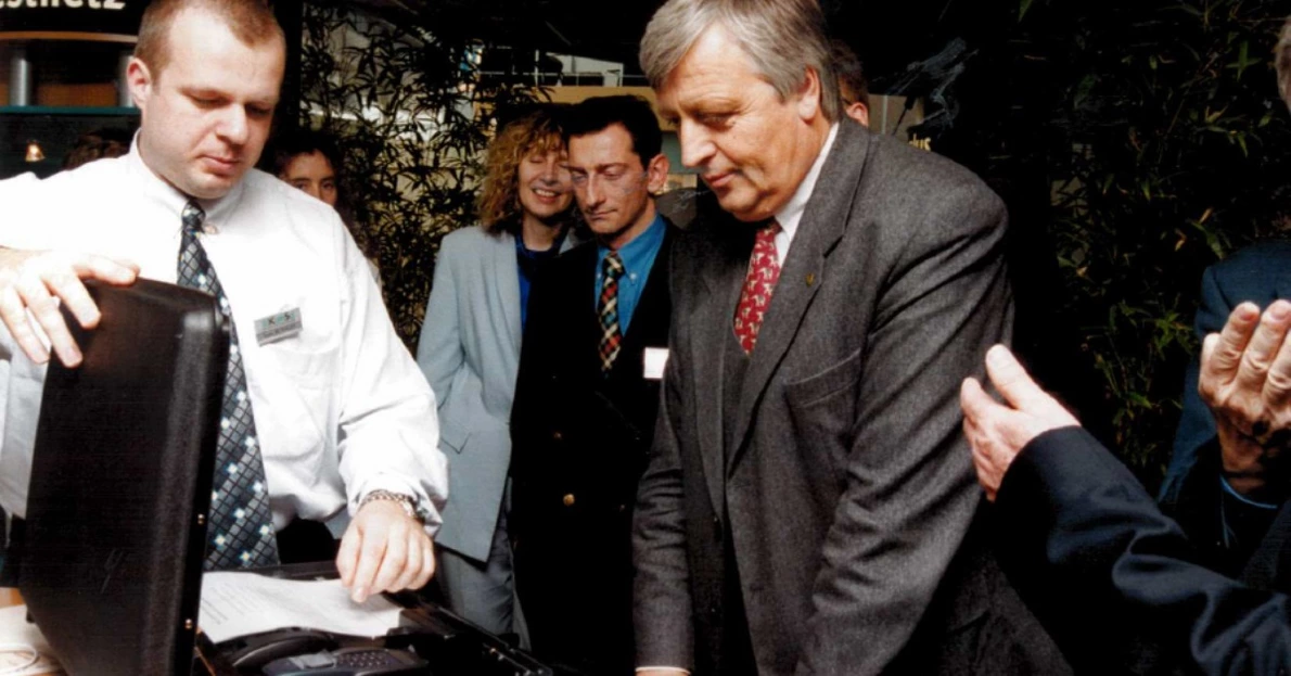 1997 KOMSA präsentiert Lösung fürs mobile Büro auf CeBIT Pressebild 1997 KOMSA präsentiert Lösung fürs mobile Büro auf der CeBIT