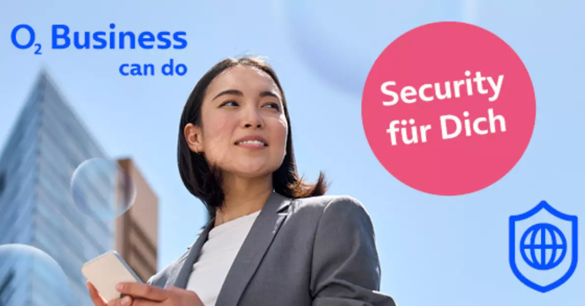 o2 Business Security für Dich Businessfrau steht im Freien und nutzt Smartphone