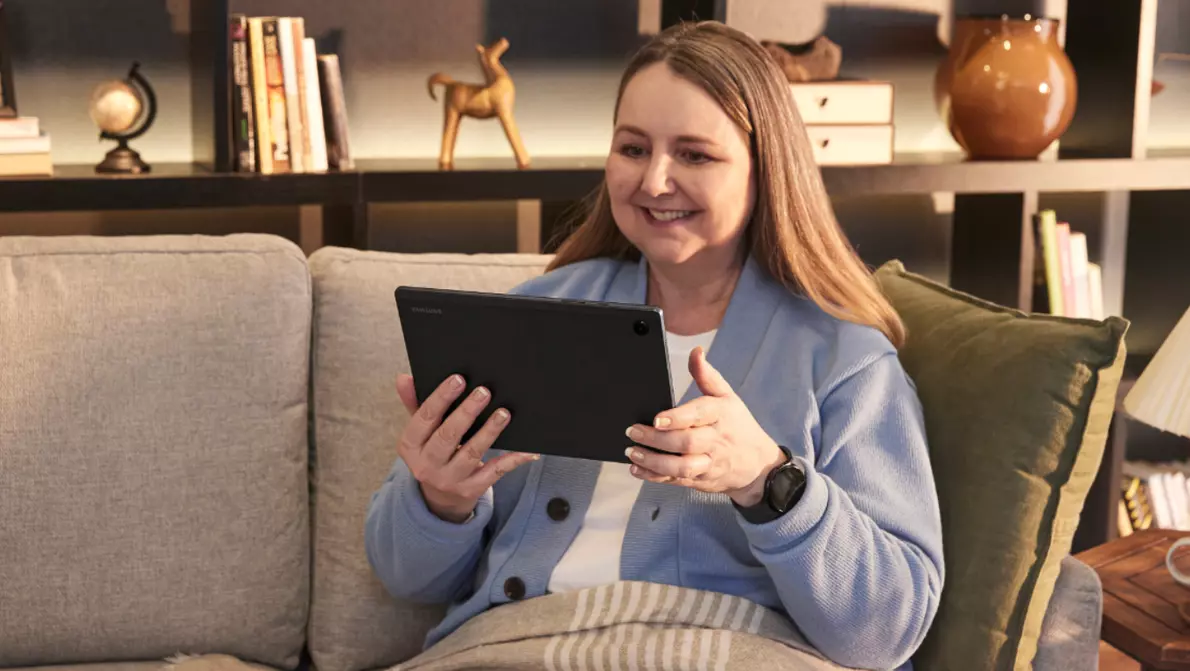 Samsung Devices im Gesundheitswesen Patientin nutzt Samsung Tablet in Pflegeeinrichtung