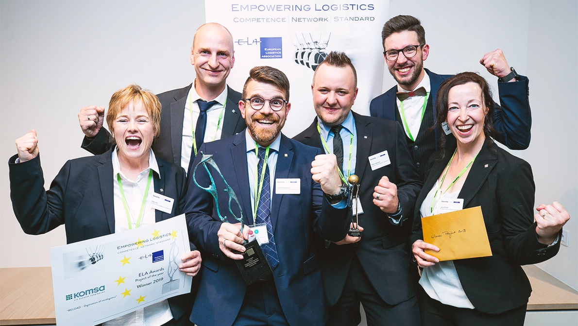KOMSA employees cheer and are delighted to receive the award at the ELA awards ceremony KOMSA employees cheer and are delighted to receive the award at the ELA awards ceremony