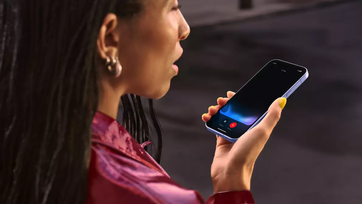Pixel 9a Frau nutzt Gemini Live auf Pixel 9a Gerät