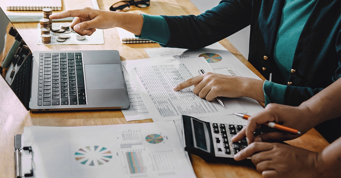 Schreibtisch mit Unterlagen und Taschenrechner Schreibtisch mit Unterlagen und Taschenrechner