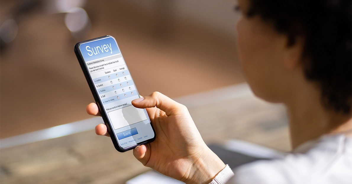 Frau haelt Smartphone mit Checkliste in der Hand Frau haelt Smartphone mit Checkliste in der Hand