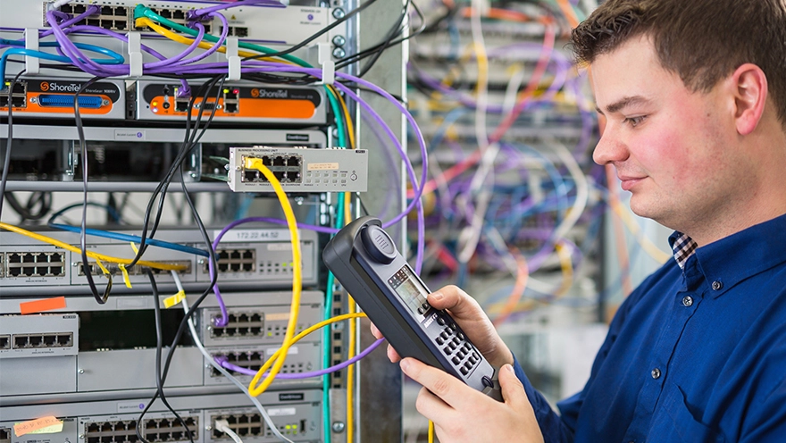 netzwerk technik kabel netzwerkschrank pruefung