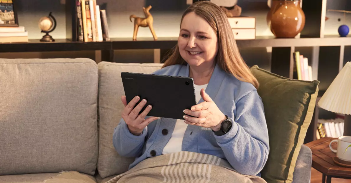 Frau nutzt Samsung Tablet zur Unterhaltung Ältere Frau nutzt Samsung Tablet zur Unterhaltung